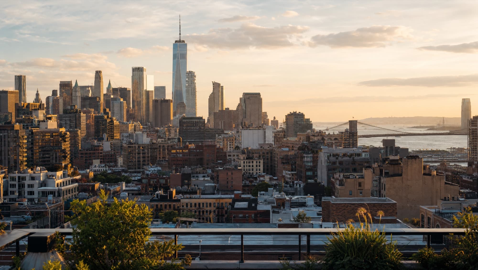 Lo skyline di Manhattan al tramonto visto da un tetto di Brooklyn
